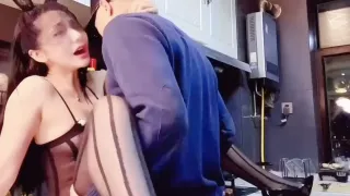 爱丝袜的Vivian姐_黑丝情趣内衣厨房内的激情做爱的。