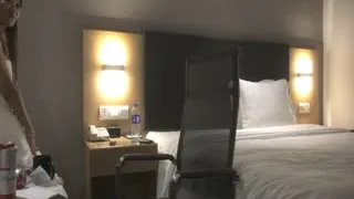约满背纹身小姐姐喝喝酒玩游戏脱掉内裤骑乘抽插扶着细腰后入猛操。