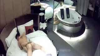 酒店偷拍圆床房年轻情侣激情造爱较小短发美女被男友爆操干出白浆!。