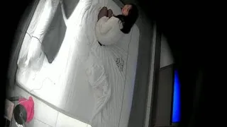清纯学生妹穿黑丝袜和男友开房啪啪。