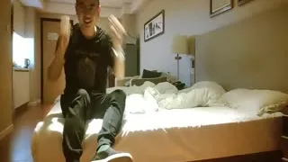 约马尾辫短裙美女,掏出奶子吸吮爽的喊不行了,洗完澡开操骑乘扭动小腰,打桩抽插猛操侧入进出。