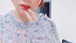 清纯系天花板！呆萌美少女颜宝！小美女很会玩，白嫩美乳超嫩粉穴，道具插穴舔奶子，娇滴滴表情