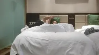 2000约较小00后，一对C罩杯美乳坚挺，玲珑有致，乖巧软萌爆操她