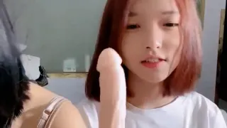 极品尤物超嫩美少女！带新人闺蜜一起下海！娇小身材坚挺奶子，脱光光穿黑丝，粗大假屌磨蹭嫩穴