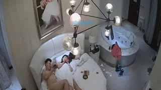 模特级别肉丝大长腿气质美女与男友开房嗨皮换上制服搞,美女嗲叫不停男的想要射里妹子说不行。
