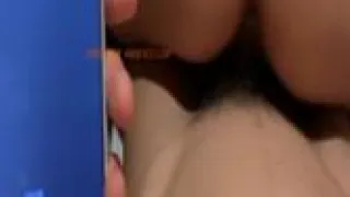 一边通过语音跟老婆文爱，一边操着身旁的妹子