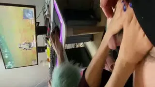 女友一边吃鸡一边帮我足交的.