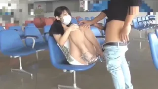 小情侣忍不住欲望 车站候车厅就开始操B_