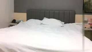 猛男网约良家小少妇和好友一起3P,前面插嘴后面扣穴,大屁股上位骑乘猛坐。