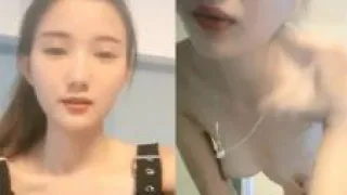 漂亮姐姐洗澡前先来抠抠摸摸开个直播赚外快