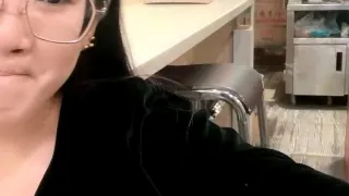 炸鸡店老板娘在店里偷偷播听狼友指挥跑到厨房漏出骚奶子揉捏好刺激脱了裤子掰开骚逼给狼友看精彩刺激.