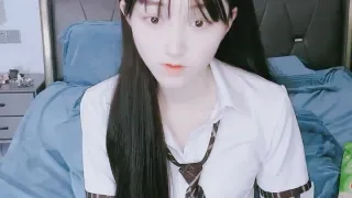 【禁漫直播】极品尤物！清纯美少女！新花样胖大叔玩穴,清洗器逼里灌水,跳蛋按摩器双管齐下,美女很喜欢