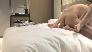 庆公子约苗条大长腿小姐姐,洗完澡舔屌口交,扛起双腿激情猛操。