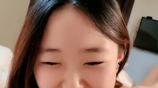 清纯的良家小少妇露脸躺在床上全裸跟狼友互动撩骚，揉奶玩逼给狼友看特写逼逼，温柔的舔弄大哥的鸡巴好骚啊