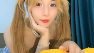 极品尤物金发美女！双马尾外表甜美！假屌吸在ipad上，美臀特写骑坐，上下套弄，极度诱惑