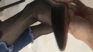 难得一见的清纯又骚气的反差婊，各种场合调教她，玩各种轻度SM 美腿丝袜足交等1。。.