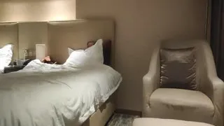 会一字马的年轻御姐,活好翘起屁股舔屌,后入抽插猛操一脸享受!。