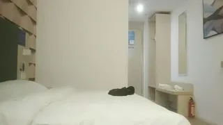 山鸡优选足浴会所撩妹花了3000多块整了个气质美女技师到酒店开房穿着高跟干故意内射。