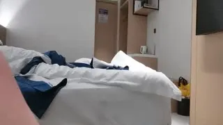 老表探花近距离视角聊天，高清拍摄长裙萌妹，撩起裙子摸逼给观众看，镜头前深喉操的水声。