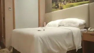 小马寻花约来足疗女技师吃完外卖刮下毛继续操,跳蛋震动跪地插嘴,骑乘扶着屁股后入。