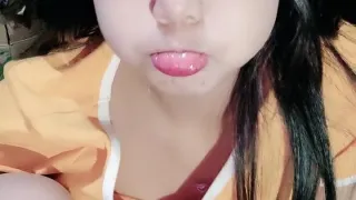 极品萝莉小妹新人下海全程露脸直播，性感好身材高颜值，逼逼和奶子都很嫩，逼毛都没长齐道具抽插呻吟可射