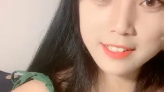 大学甜美学妹！近期下海性格活泼！收费房小秀一波，撩起衣服贫乳，骚穴特写，翘起屁股摇摆