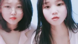 【禁漫直播】两个可爱的年轻小妹深夜露脸陪狼友发骚,揉奶玩逼互动深夜,对着镜头轮流掰开逼逼给狼友看,自慰呻吟好刺激