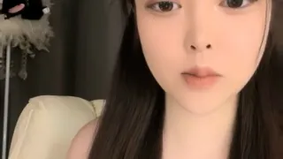 极品尤物网红美女！让闺蜜道具玩穴！紧致多毛粉嫩掰开，闺蜜拿大黑牛振动棒轮番上，搞得好爽