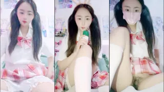 新来的兔女郎小妹粘人小鬼精彩小秀,在狼友的调教下漏出骚奶子展示逼逼,撅着屁股掰开骚穴给狼友看淫水不少