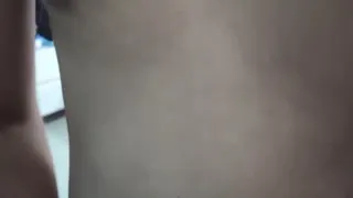 极品嫩模粉嫩小逼才19岁毛都没有长齐貌似中途把套子都弄破了。