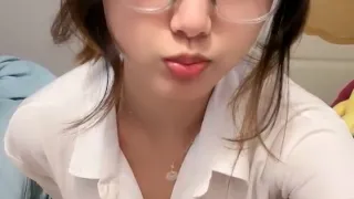 清纯系天花板！极品尤物美少女！黑框眼镜卡哇伊，难得收费房，脱光光掰嫩穴，背身极品美臀