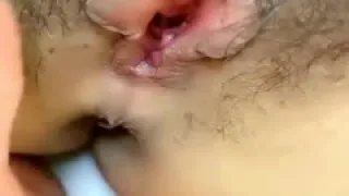尤物姐妹花全程露脸情趣诱惑大秀直播跟狼友互动撩骚，揉奶玩逼掰开小穴看特写，给大哥舔弄大鸡巴看着好骚啊。