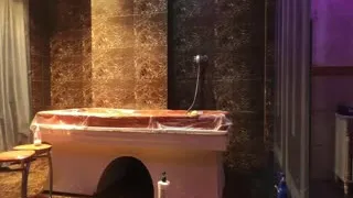 水疗馆62号女技师偷拍客户服务,包臀裙水床上乳推,转战到床上舔菊花,全套老哥抬起双腿猛操。