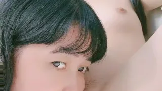 少女与萝莉两个风骚的小女人露脸出境轮流舔弄阴蒂给狼友看好刺激道具抽插舌吻逼逼粉嫩享受舌头的快感.