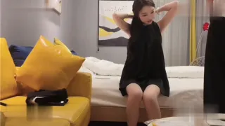 约炮约到高冷女同事看看她的骚样子