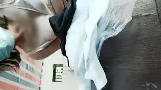 风骚女主播勾引孤寡老人操逼，老头操完口渴接尿喝!