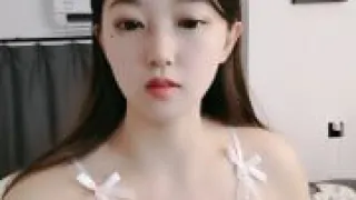 大奶新人，学妹冰冰露脸情趣装诱惑，听狼友指挥脱光了诱惑狼友