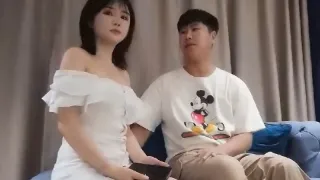 白衣妹子不但长的好看身材也是不错!