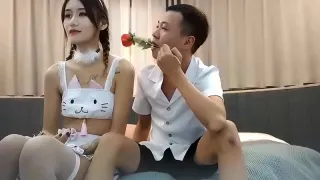 长相清纯扎着两辫子萌妹啪啪